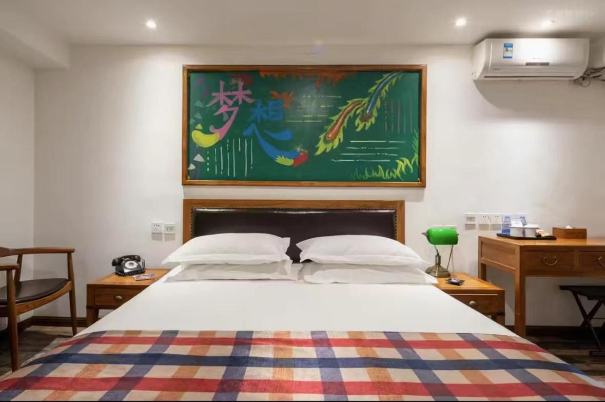 Nostalgia Hotel Beijing Guozijian Ghost Street - Near Beijing Lama Temple, Beihai Park, Jingshan Park, Drum Tower, Houhai Bar Street, Tian'Anmen Square, Located In Beijing Traditional Hutongs, 5 Minutes Away From Beixinqiao Metro Station Exterior photo